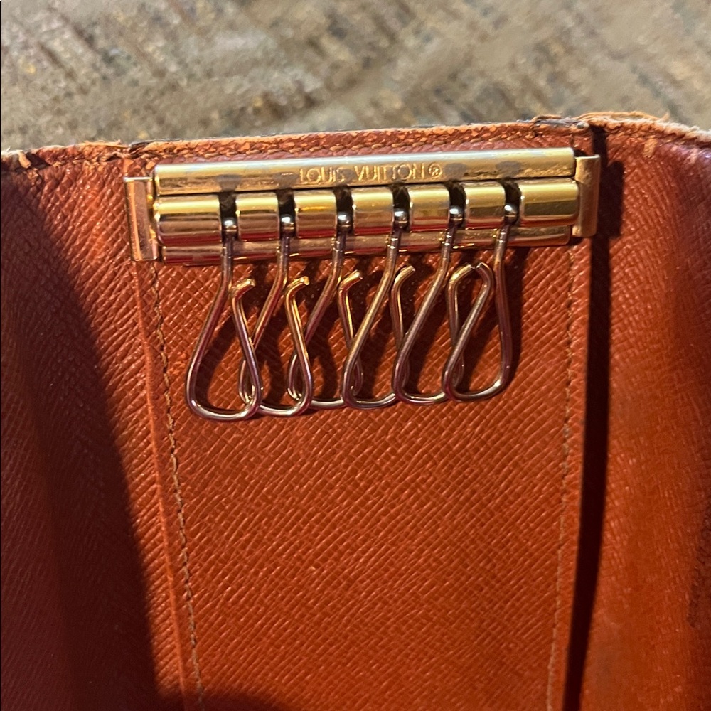 Louis Vuitton Monogram Key Holder - Picture 5 of 6
